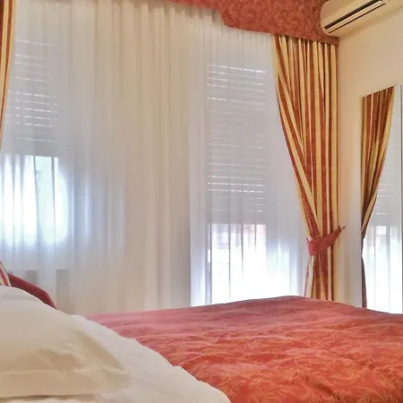 Gold Hotel